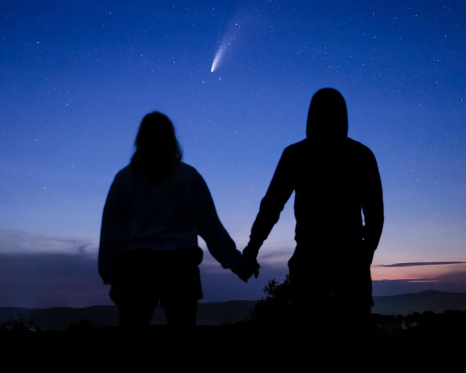 在6,800年一遇彗星下向女友求婚｜浪漫一刻被拍下來：「我要給她史上最甜