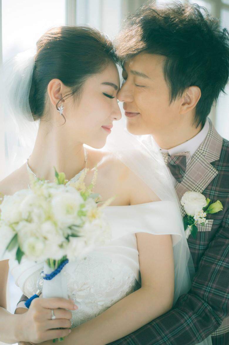 鄧健泓石詠莉正式在香港註冊結婚
