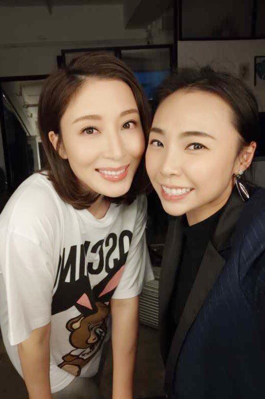 楊怡家姐楊卓娜接受傳媒訪問時指,妹妹楊怡佗B佗得又靚又舒服,所言非虛! 楊怡家姐楊卓娜接受傳媒訪問時指,妹妹楊怡佗B佗得又靚又舒服,所言非虛!