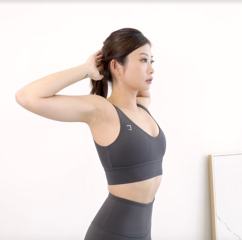 痛症拉筋｜人氣健身女神Emi Wong教你7日改善富貴包、腰背痛、小腿痛問題