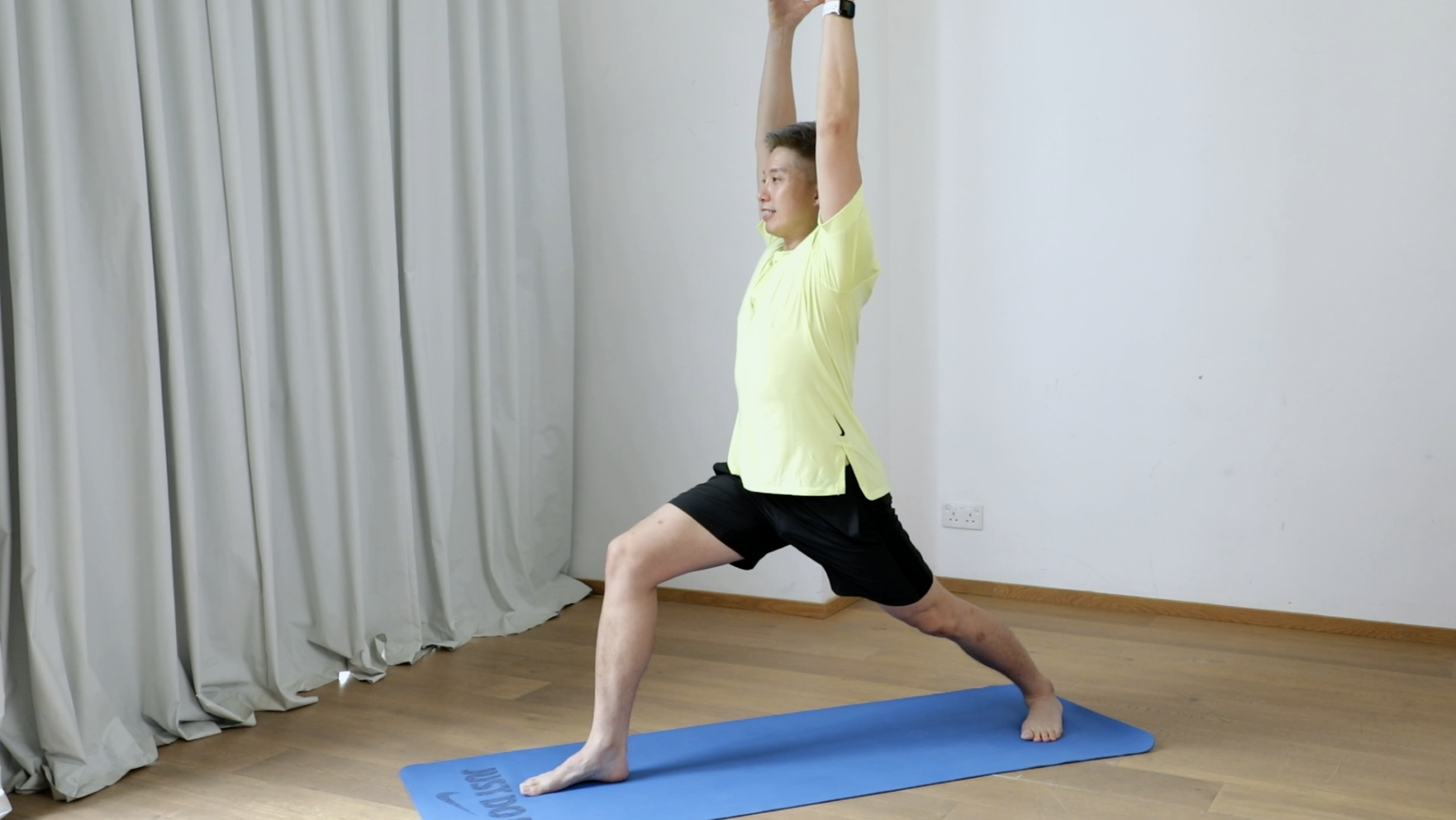 5分鐘上半身伸展開胸瑜珈｜改善寒背+肩頸背痛問題：打工仔必學！