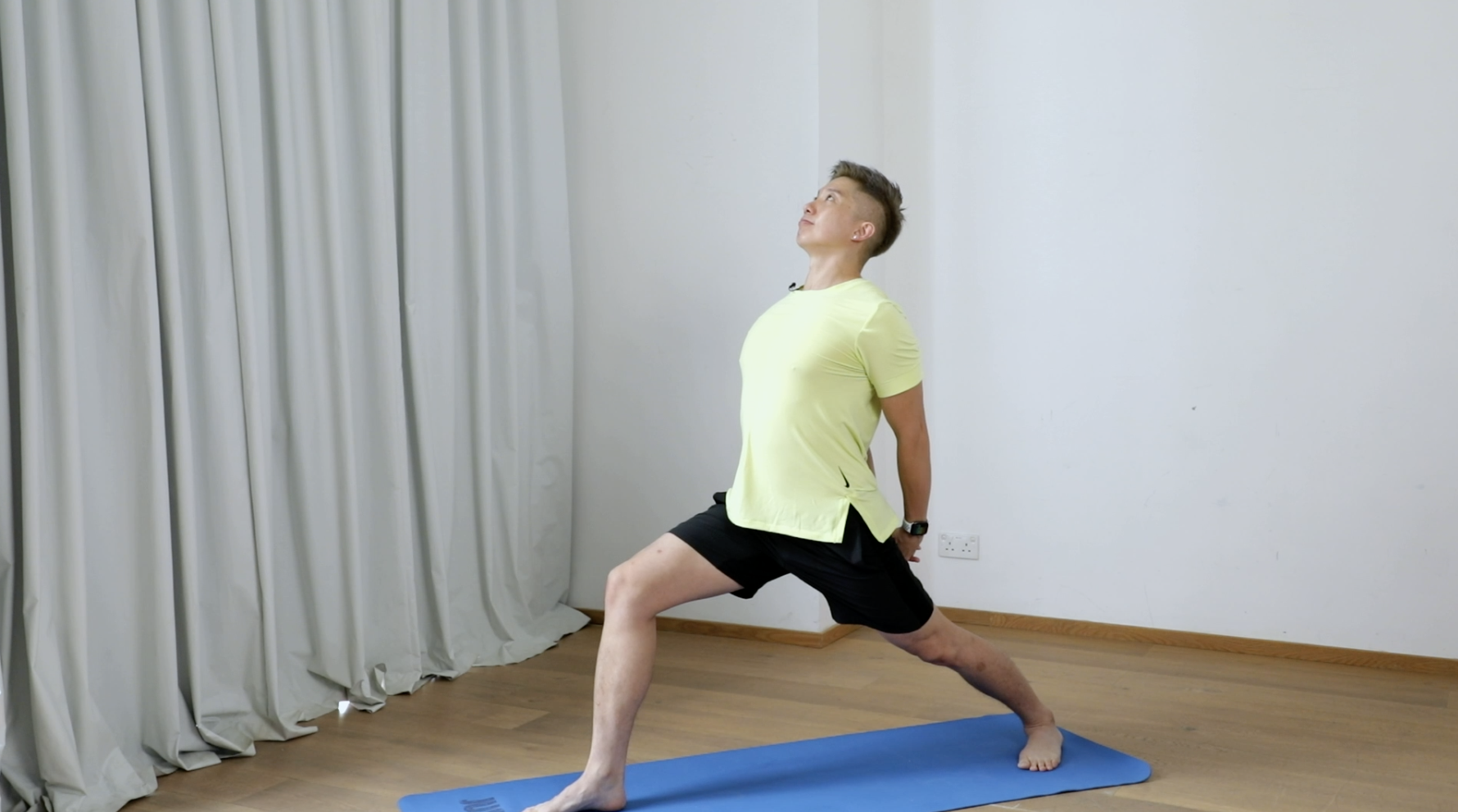 5分鐘上半身伸展開胸瑜珈｜改善寒背+肩頸背痛問題：打工仔必學！