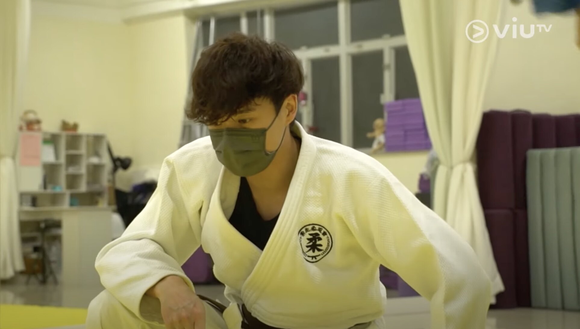 《野人老師》開播！Frankie苦練柔道挑戰感情戲 被讚努力擔當 回顧MIRROR隱形人進化