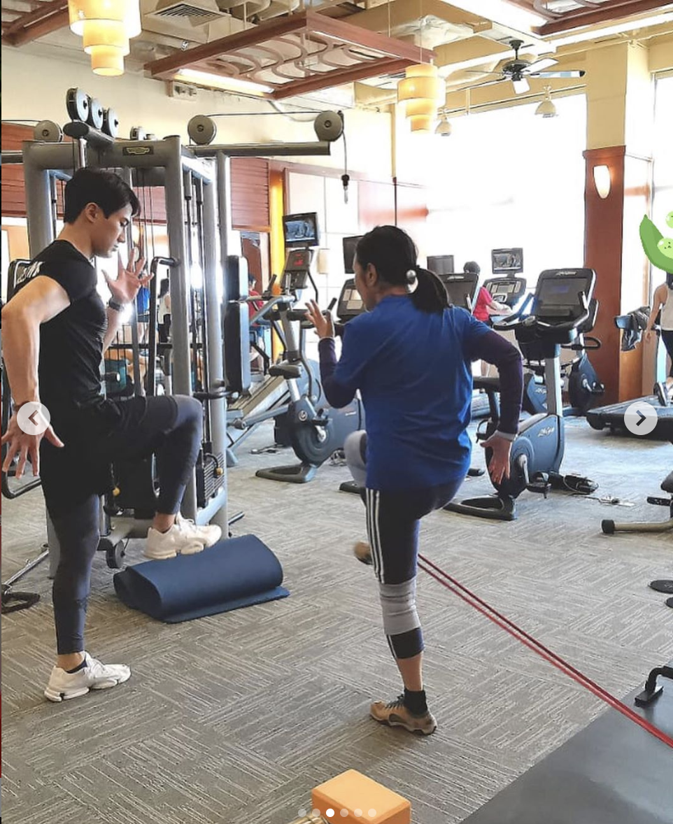 郭子豪和汪阿姐進行了一連串的HIIT動作，從照片可見汪阿姐的動作十分標準，看來她一向養成了運動的習慣。