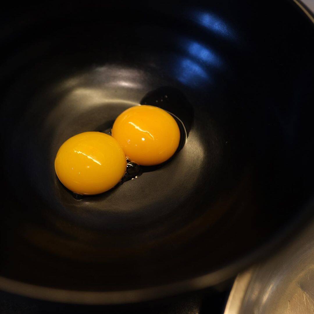 把3隻雞蛋分開蛋白和蛋黃，蛋白放在雪櫃備用。