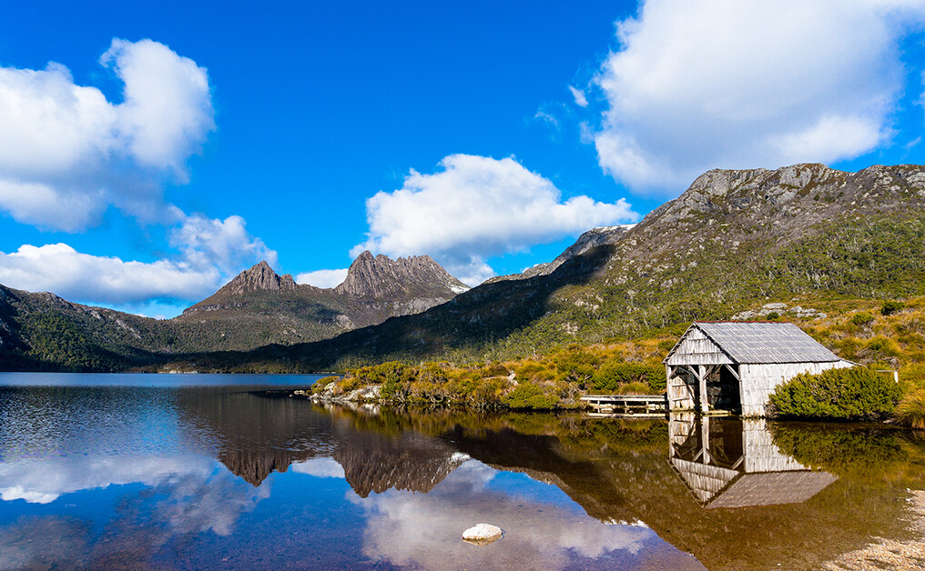 搖籃山連綿的山峰環抱着波平如鏡的湖泊，帶領你步步走進綠意盎然的寧謐大自然。