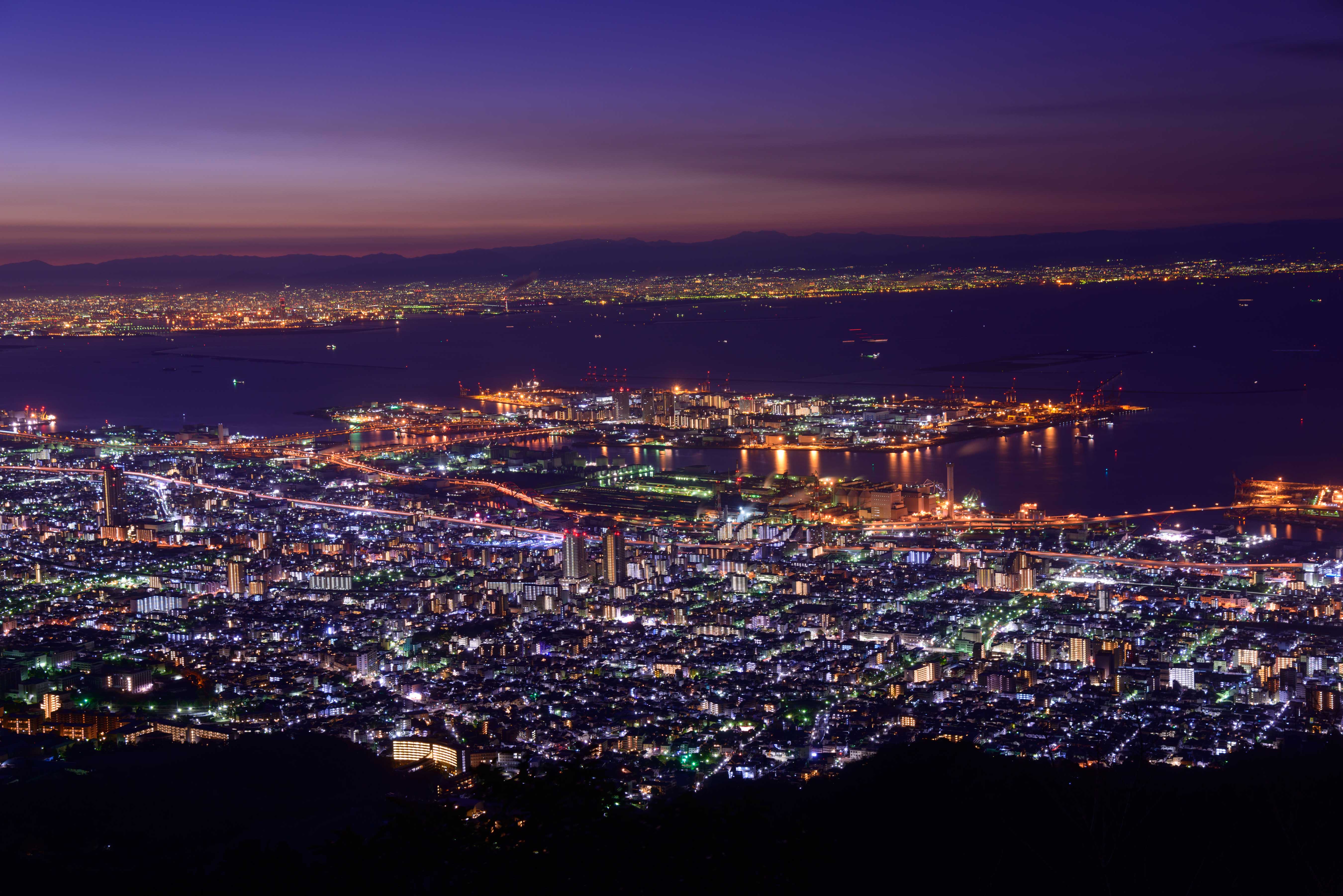 夜幕低垂時， 在六甲山頂更可欣賞到燈火璀璨的神戶港和海灣夜景，好不迷人。