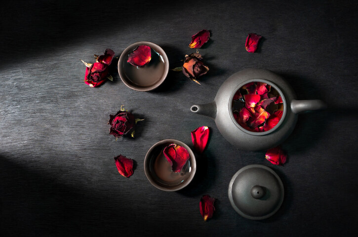 玫瑰花茶｜營養師拆解3大功效、禁忌、沖法＋推薦搭配食譜：顏色愈深的玫瑰
