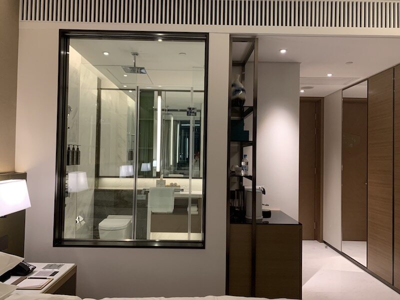 香港東涌世茂喜來登酒店客房的浴室設巨型玻璃，可隨喜好拉下電動窗