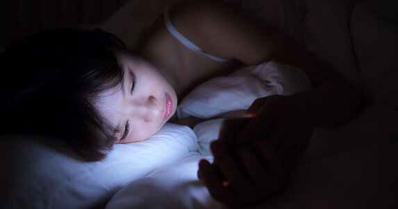 【不想睡覺】每晚玩手機唔願瞓？6個方法解決「報復性熬夜」戒掉晚睡習慣