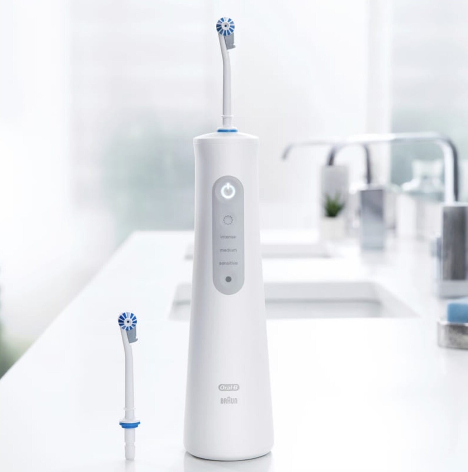 編輯精選水牙線機推薦：Oral-B Oxyjet MDH20口腔潔淨器