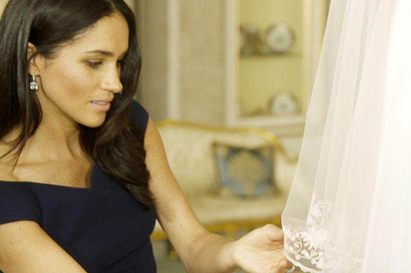 其中一幕Meghan鑒賞婚紗的片段
