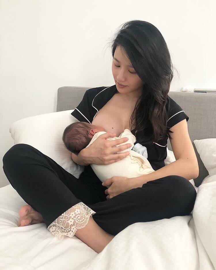 相中Coffee抱着正在喝母乳的兒子