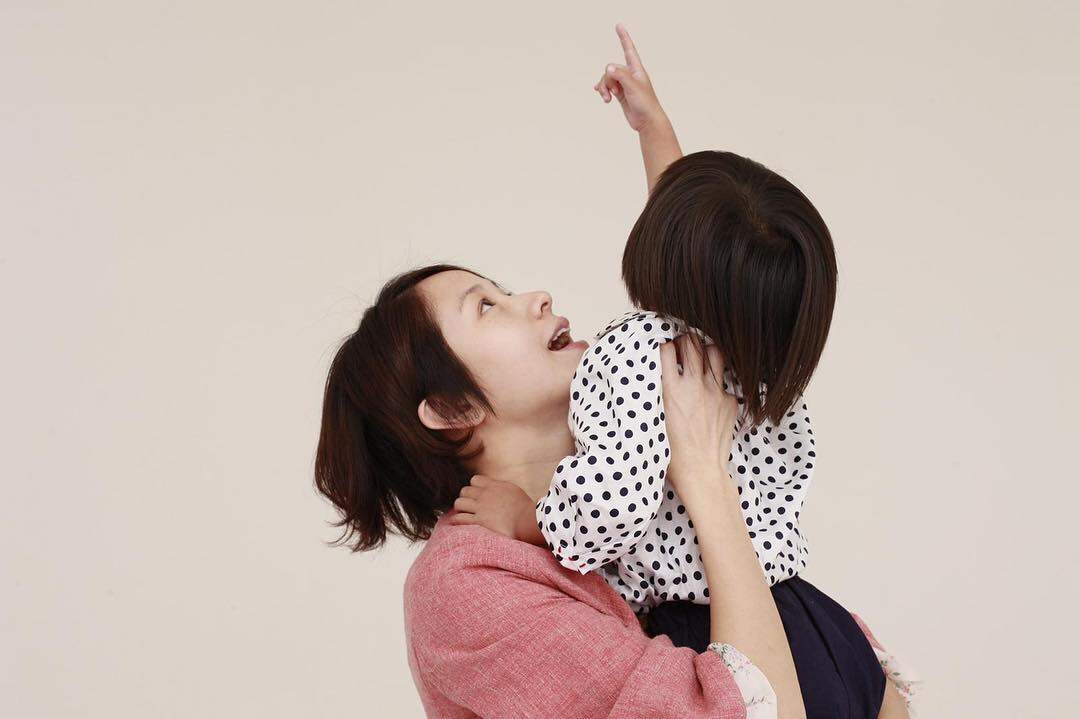 近年不少榮升媽媽的女星都加入餵母乳之列，希望給小朋友最好的營養