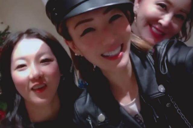 至於伏明霞日前亦出現於好友鄭秀文的Ig Story 上