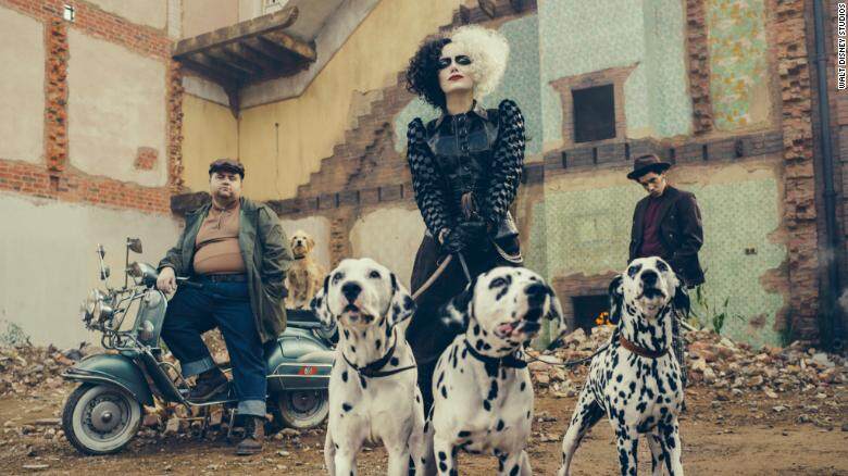 【女神崩壞】迪士尼首公開《Cruella》劇照！ Emma Stone暗黑搖滾Look捱轟？