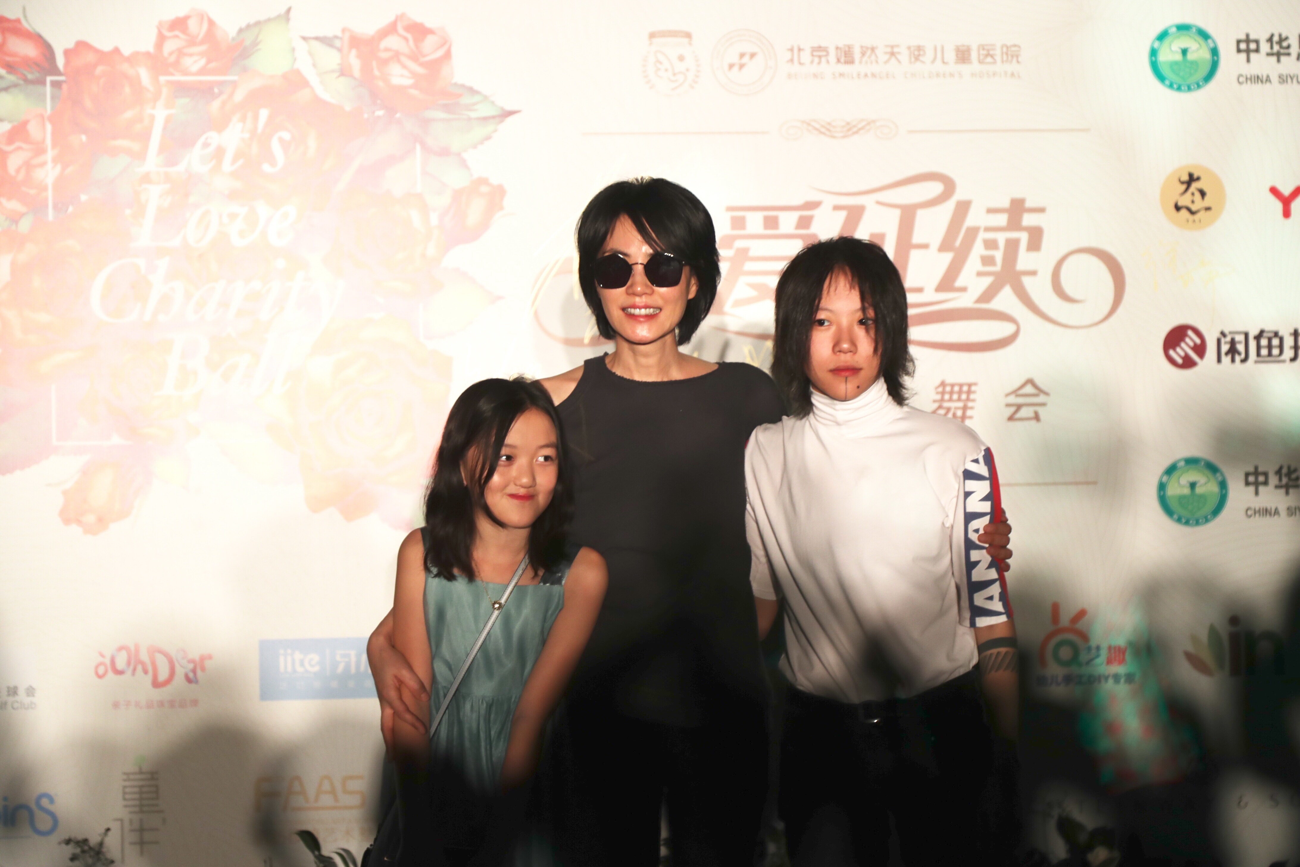 【星二代】王菲有女初長成 13歲李嫣掀時尚熱潮!憑獨特戴墨鏡方式成熱搜 【星二代】王菲有女初長成 13歲李嫣掀時尚熱潮!憑獨特戴墨鏡方式成熱搜