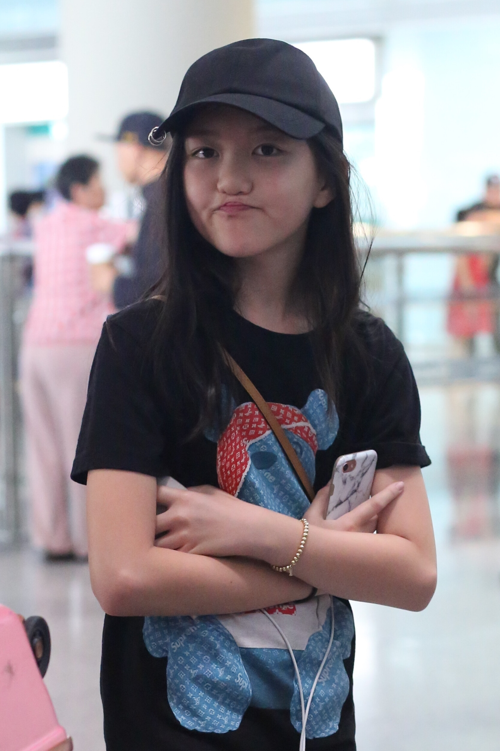 【星二代】王菲有女初長成 13歲李嫣掀時尚熱潮!憑獨特戴墨鏡方式成熱搜 【星二代】王菲有女初長成 13歲李嫣掀時尚熱潮!憑獨特戴墨鏡方式成熱搜