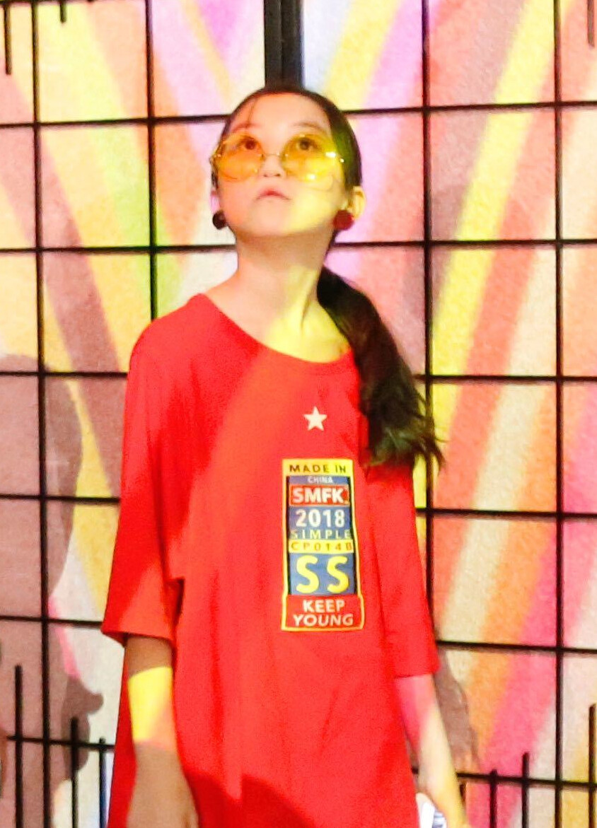 【星二代】王菲有女初長成 13歲李嫣掀時尚熱潮!憑獨特戴墨鏡方式成熱搜 【星二代】王菲有女初長成 13歲李嫣掀時尚熱潮!憑獨特戴墨鏡方式成熱搜