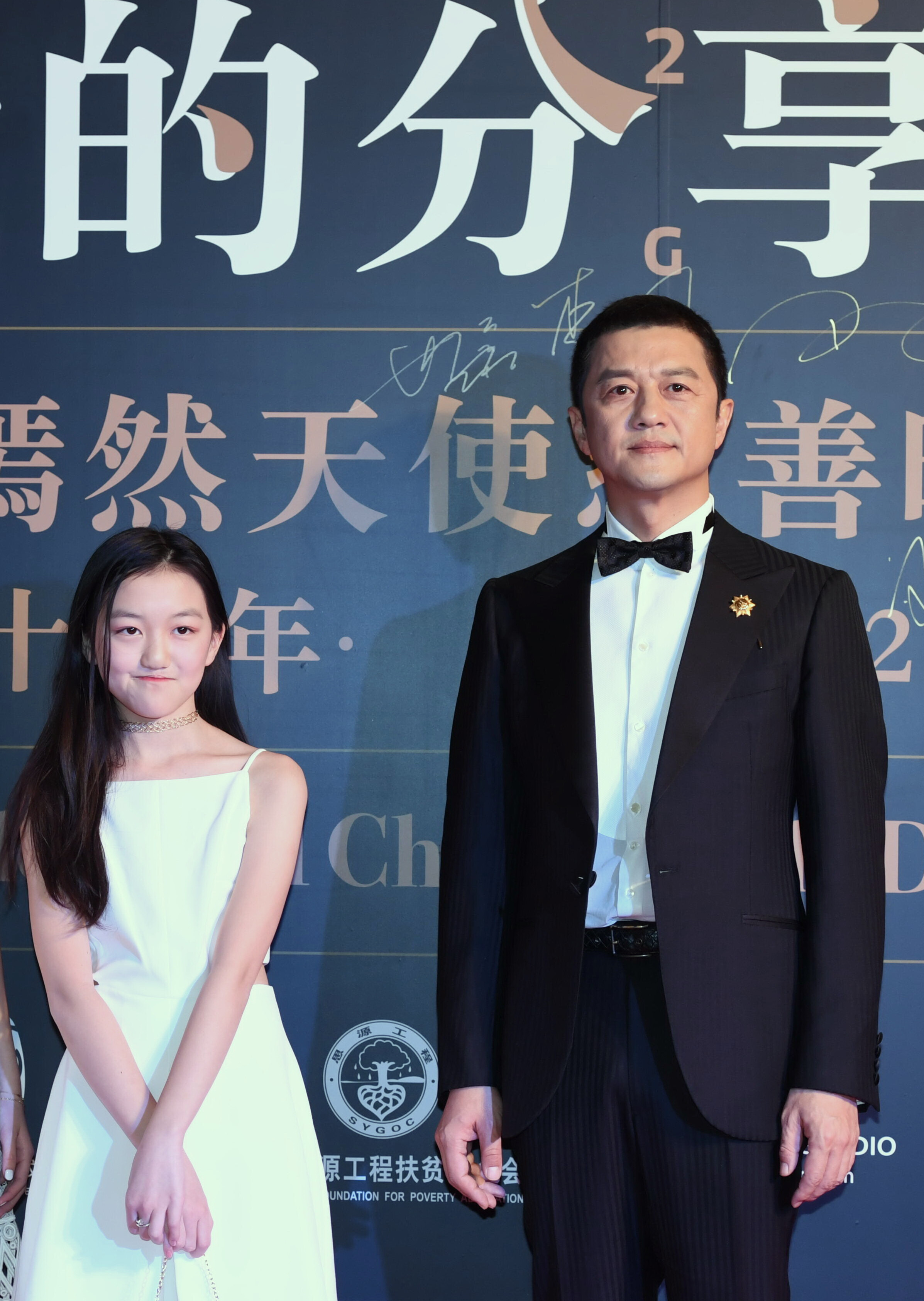 【星二代】王菲有女初長成 13歲李嫣掀時尚熱潮!憑獨特戴墨鏡方式成熱搜 【星二代】王菲有女初長成 13歲李嫣掀時尚熱潮!憑獨特戴墨鏡方式成熱搜