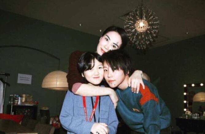 【星二代】王菲有女初長成 13歲李嫣掀時尚熱潮!憑獨特戴墨鏡方式成熱搜 【星二代】王菲有女初長成 13歲李嫣掀時尚熱潮!憑獨特戴墨鏡方式成熱搜
