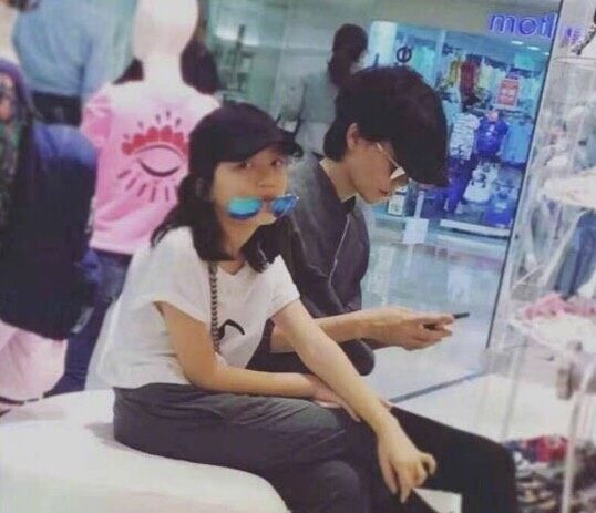 【星二代】王菲有女初長成 13歲李嫣掀時尚熱潮!憑獨特戴墨鏡方式成熱搜 【星二代】王菲有女初長成 13歲李嫣掀時尚熱潮!憑獨特戴墨鏡方式成熱搜