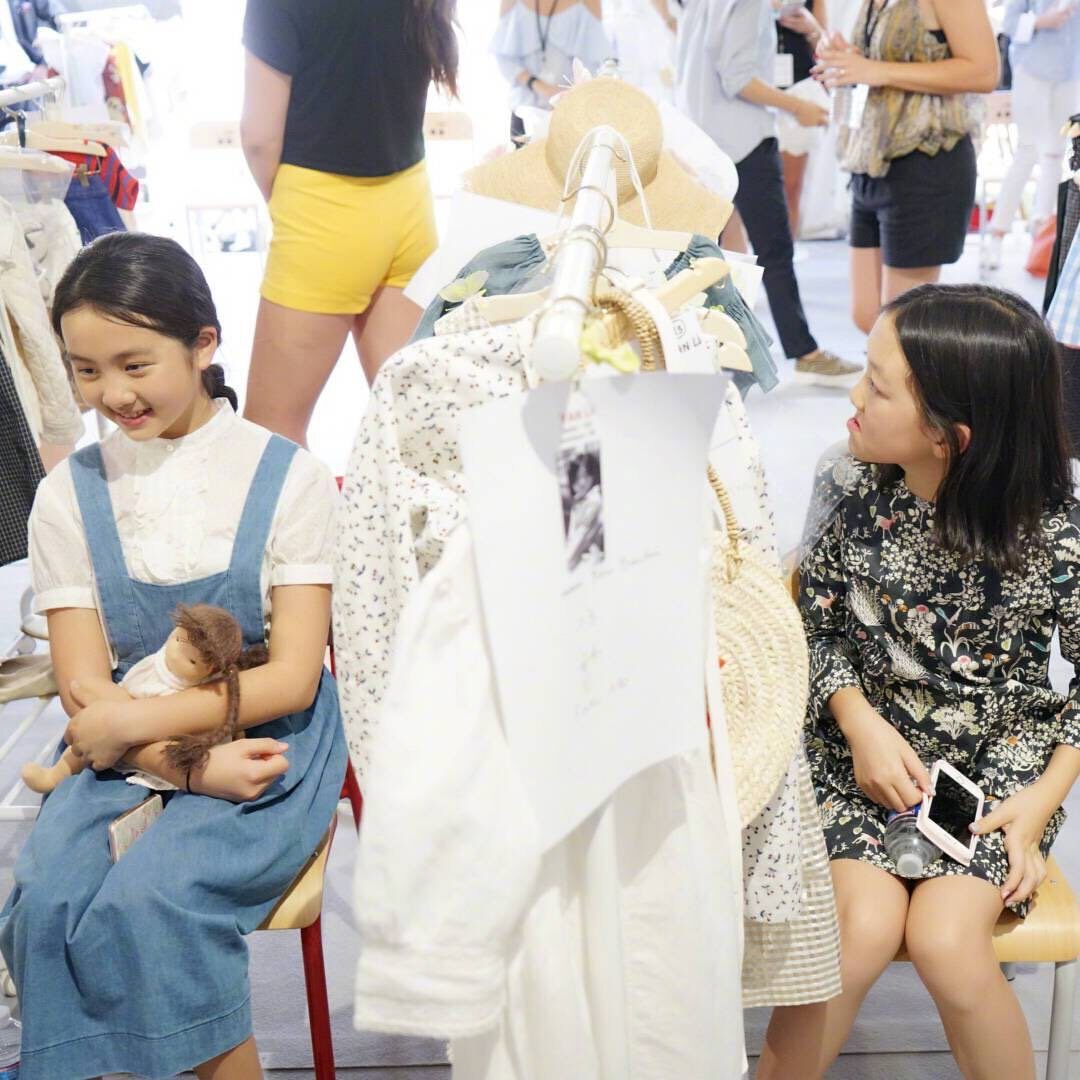 【星二代】王菲有女初長成 13歲李嫣掀時尚熱潮!憑獨特戴墨鏡方式成熱搜 【星二代】王菲有女初長成 13歲李嫣掀時尚熱潮!憑獨特戴墨鏡方式成熱搜