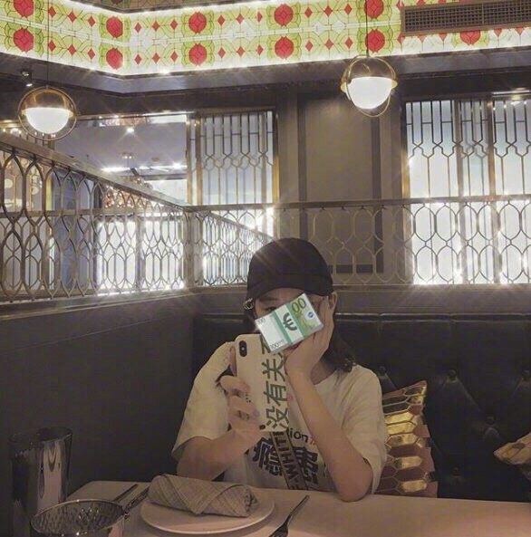【星二代】王菲有女初長成 13歲李嫣掀時尚熱潮!憑獨特戴墨鏡方式成熱搜 【星二代】王菲有女初長成 13歲李嫣掀時尚熱潮!憑獨特戴墨鏡方式成熱搜