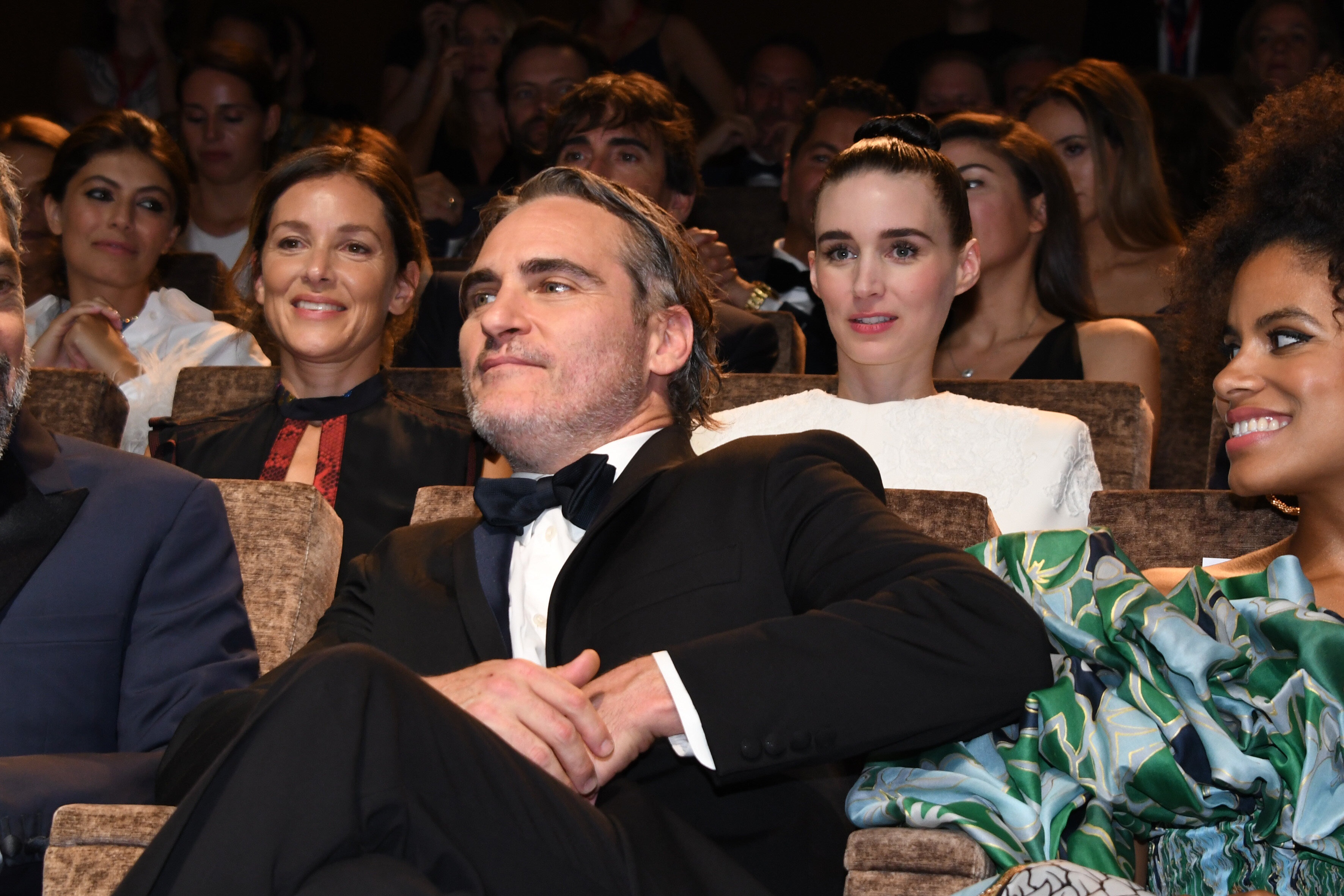 搶先看《JOKER》最新預告!小丑威尼斯影展狂放閃 Joaquin Phoenix的未婚妻、舊愛原來都是 搶先看《JOKER》最新預告!小丑威尼斯影展狂放閃 Joaquin Phoenix的未婚妻、舊愛原來都是