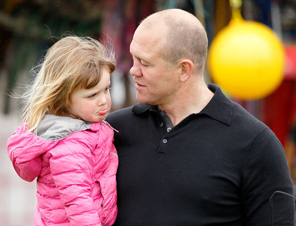年紀小小的米婭廷德爾Mia Tindall,與手中成人用的手袋相映成趣 年紀小小的米婭廷德爾Mia Tindall,與手中成人用的手袋相映成趣
