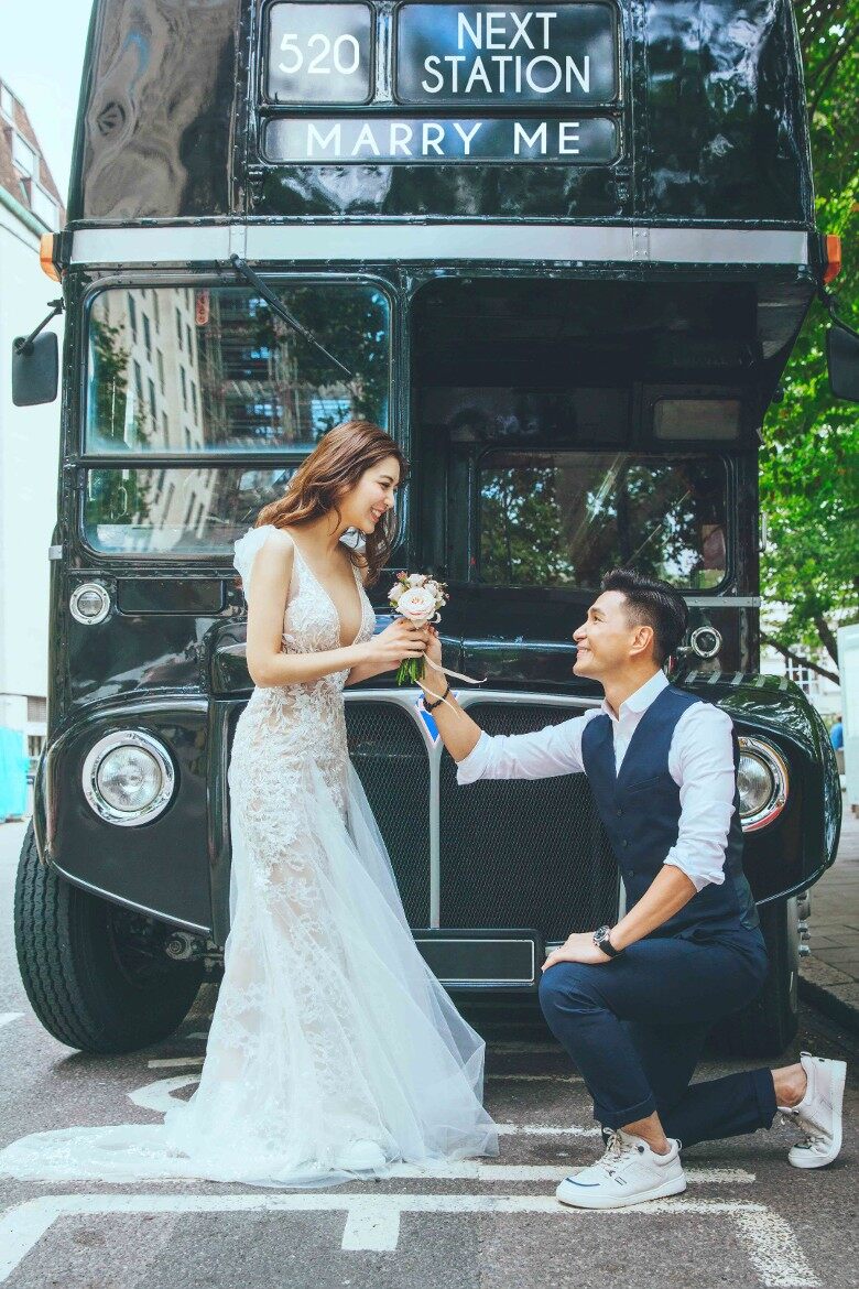 陳展鵬特別於寫有「520 Marry Me」的巴士前下跪求婚
