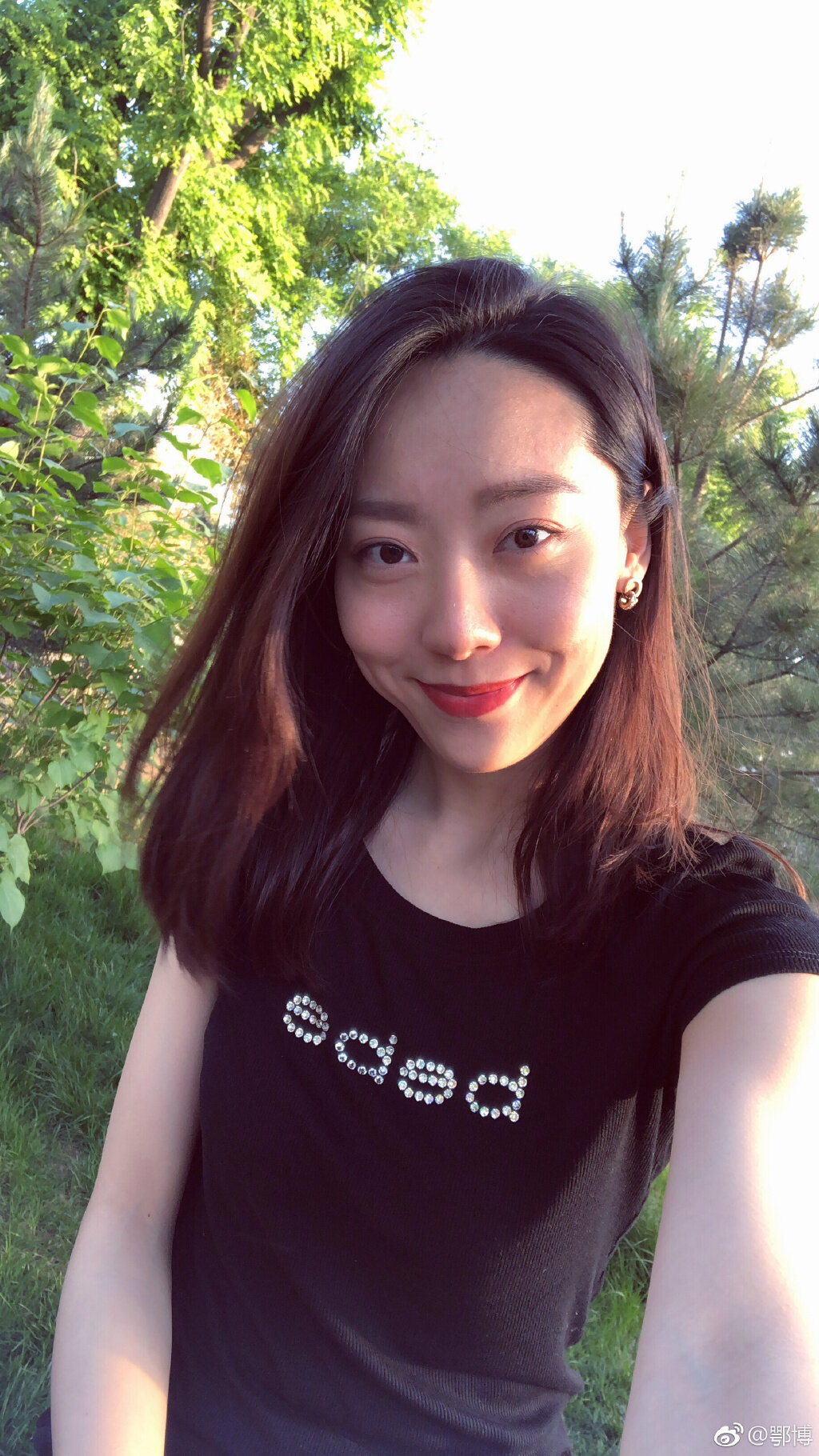 據指這名新一代星女郎叫鄂靖文