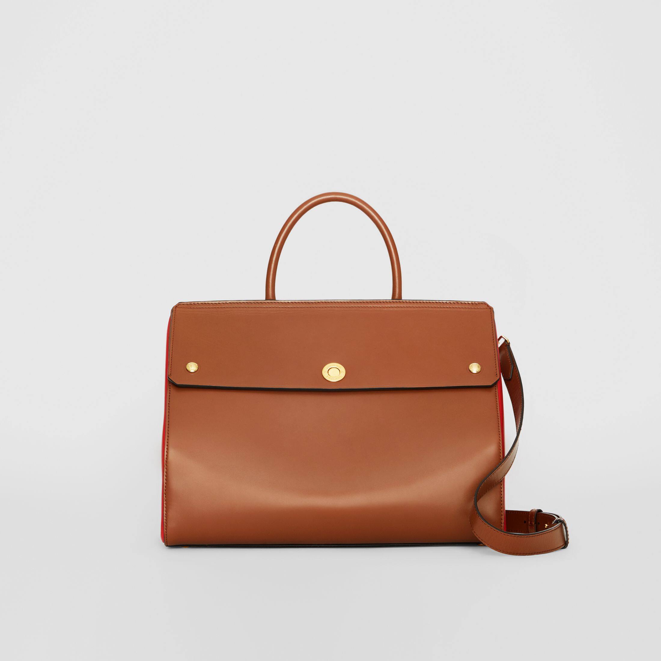 Burberry這款著重結構性的包包，採用棱角分明的輪廓，飾有雙色皮革，以啡色配