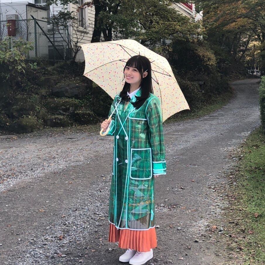 網民譽為天使的日本女星橋本環奈身高只得152cm，她穿上一件長版trench coat大衣再加一件綠色雨衣，完全有165cm感覺。全因鮮色大褸能顯高挑，而且更有精神及充滿活力。試想想，整條街的人都是穿上深藍或黑色大衣，身型嬌小的你如果同樣穿上深色，不是有一種「縮小」效果嗎？所以放膽去穿鮮色大衣吧，你會被鏡中高挑的自己嚇倒！