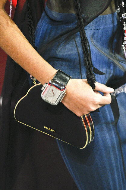 手機和耳機都要時髦！15款Chanel、Prada名牌iPhone Cases及AirPods保護套精選