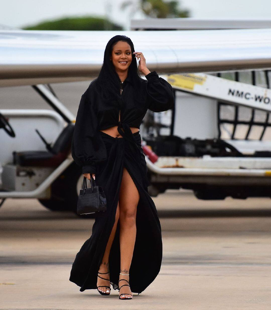 難得衣錦還鄉，這次回鄉參與Crop Over嘉年華，為了隆重其事Rihanna的機場穿搭也