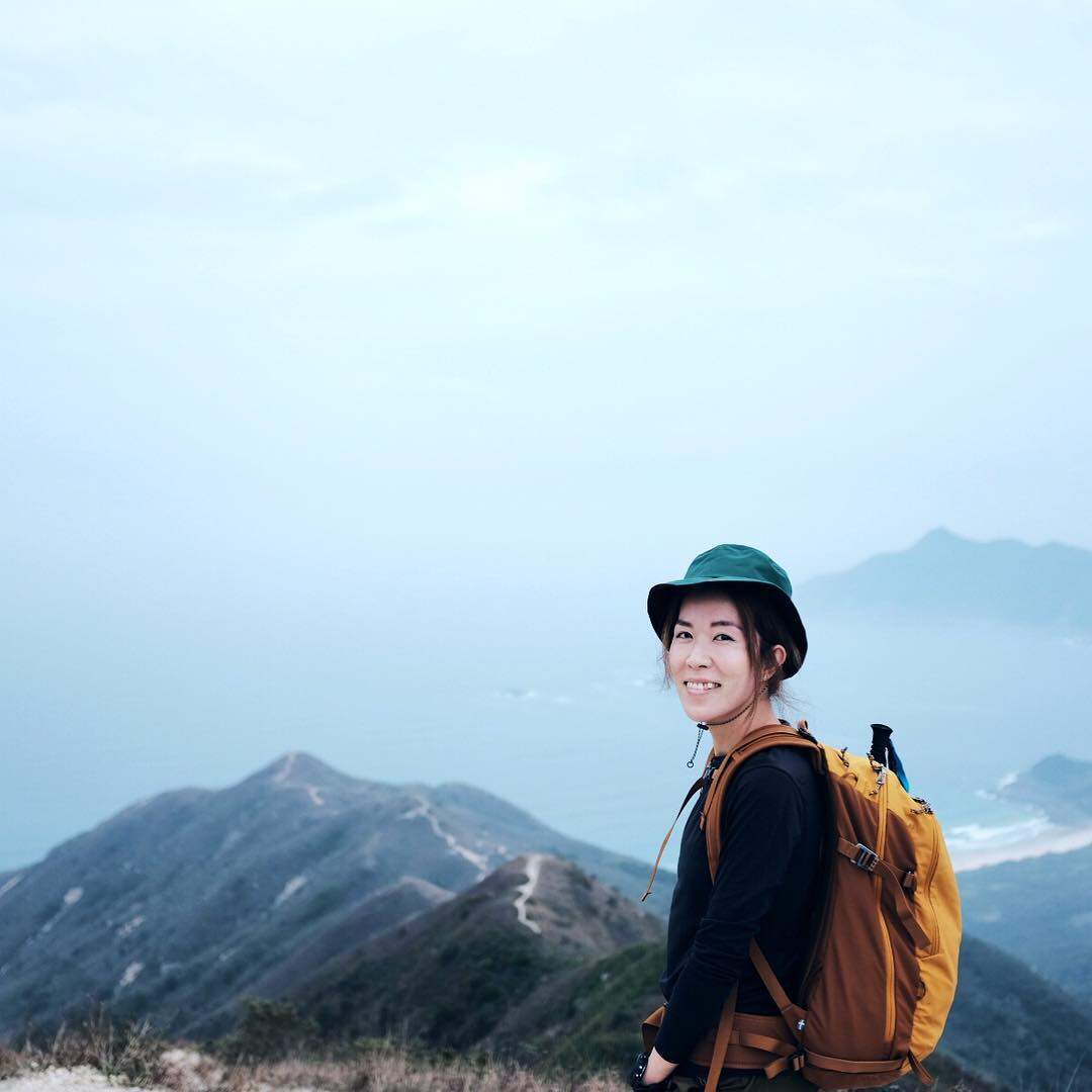如果你經常去露營或沙灘，一定知道長時間躺在草地或沙上，其實不太舒服。所以你需要一張攜帶方便的摺檯和摺凳，在有需要的時候躺在上面休息。有摺檯的話，進食時也比較方便。