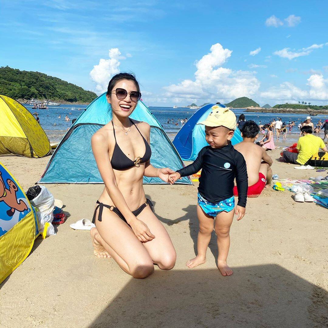 去沙灘玩的話，怎能缺少一條吸睛的大毛巾呢？編輯推介以下兩款大毛巾，其中一款是玩味十足的偽Pantone毛巾，色系的名字是Get Naked，適合古靈精怪的你。另一款則是少女心滿滿的flamingo 毛巾，無論是少女還是中女，都會被它的可愛攻陷。
