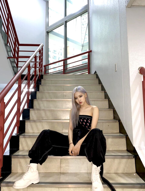 Blackpink Rosé「高級黑」穿搭秘訣大公開丨5招打造型格All Black全黑造型 Blackpink Rosé「高級黑」穿搭秘訣大公開丨5招打造型格All Black全黑造型