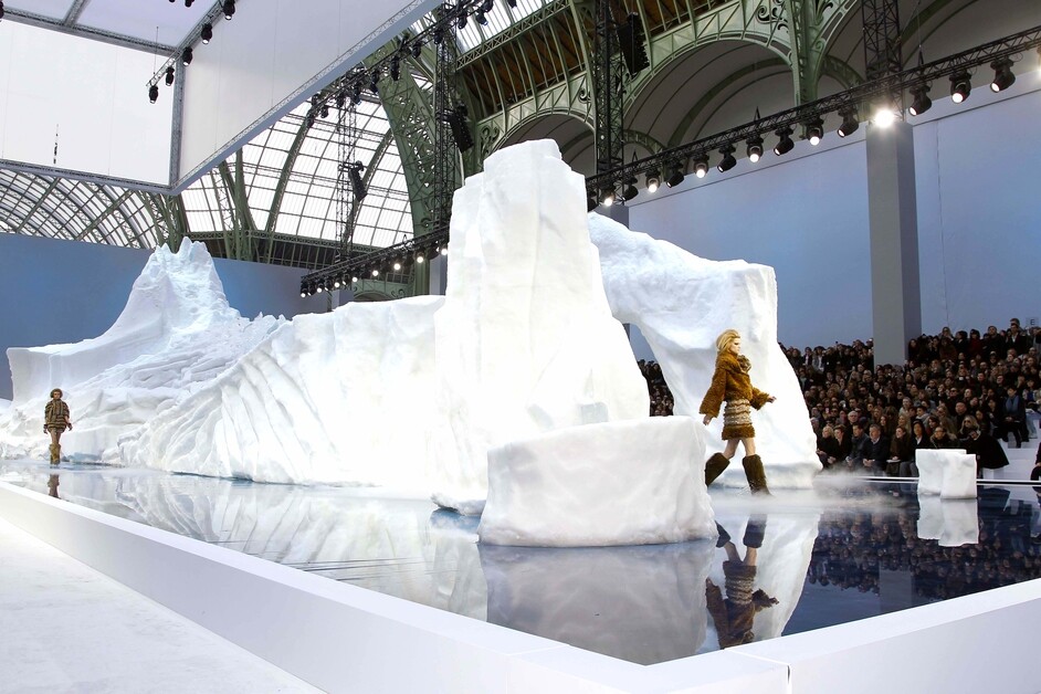 以凄美雪景向老佛爺Karl Lagerfeld作最後道別！回顧Chanel歷年來的經典秀場設計