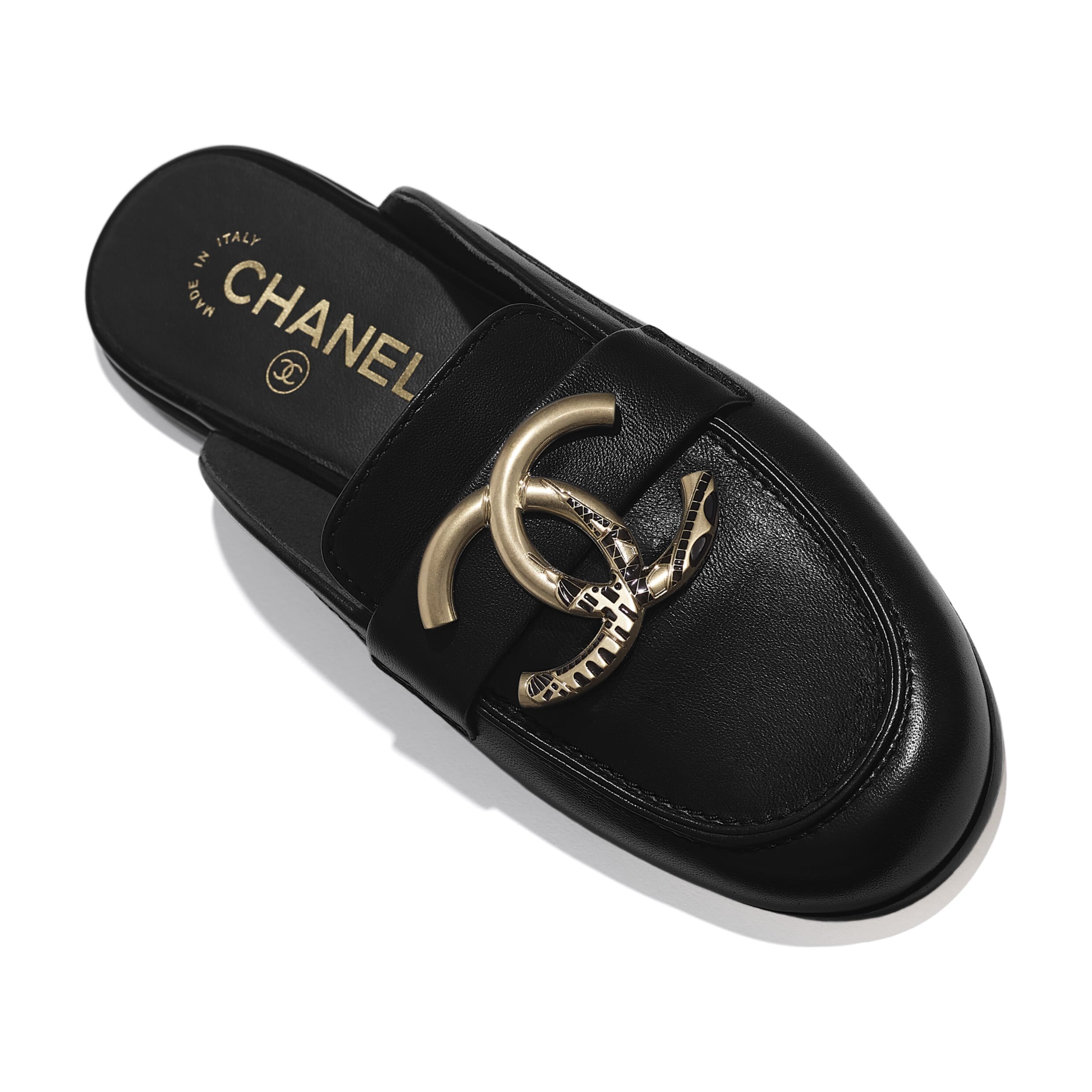 新季雙C涼鞋款式多!休閒淑女風兼備 Chanel入門鞋履最平5千元可入手 新季雙C涼鞋款式多!休閒淑女風兼備 Chanel入門鞋履最平5千元可入手
