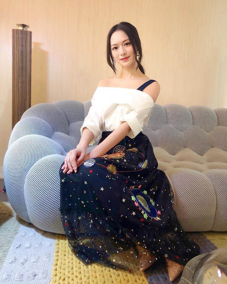 現年24歲的馮盈盈兩年前參選香港小姐，以大熱門姿態贏得冠軍。