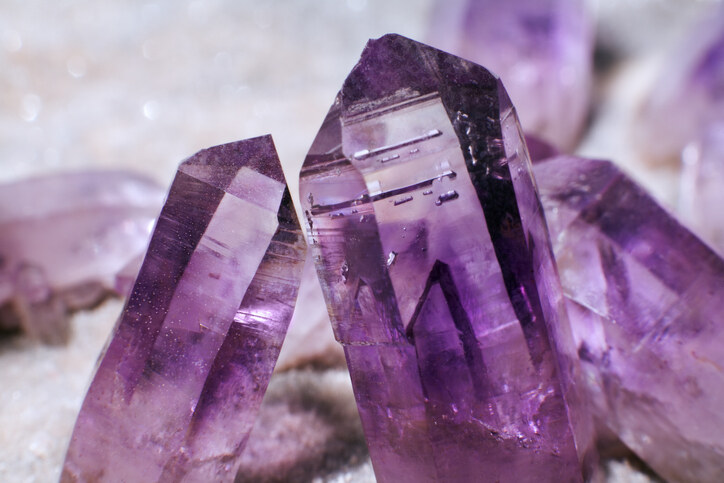 白水晶、紫水晶兩大入門晶石需知｜消磁充電必備｜附功效、保養宜忌、時尚款