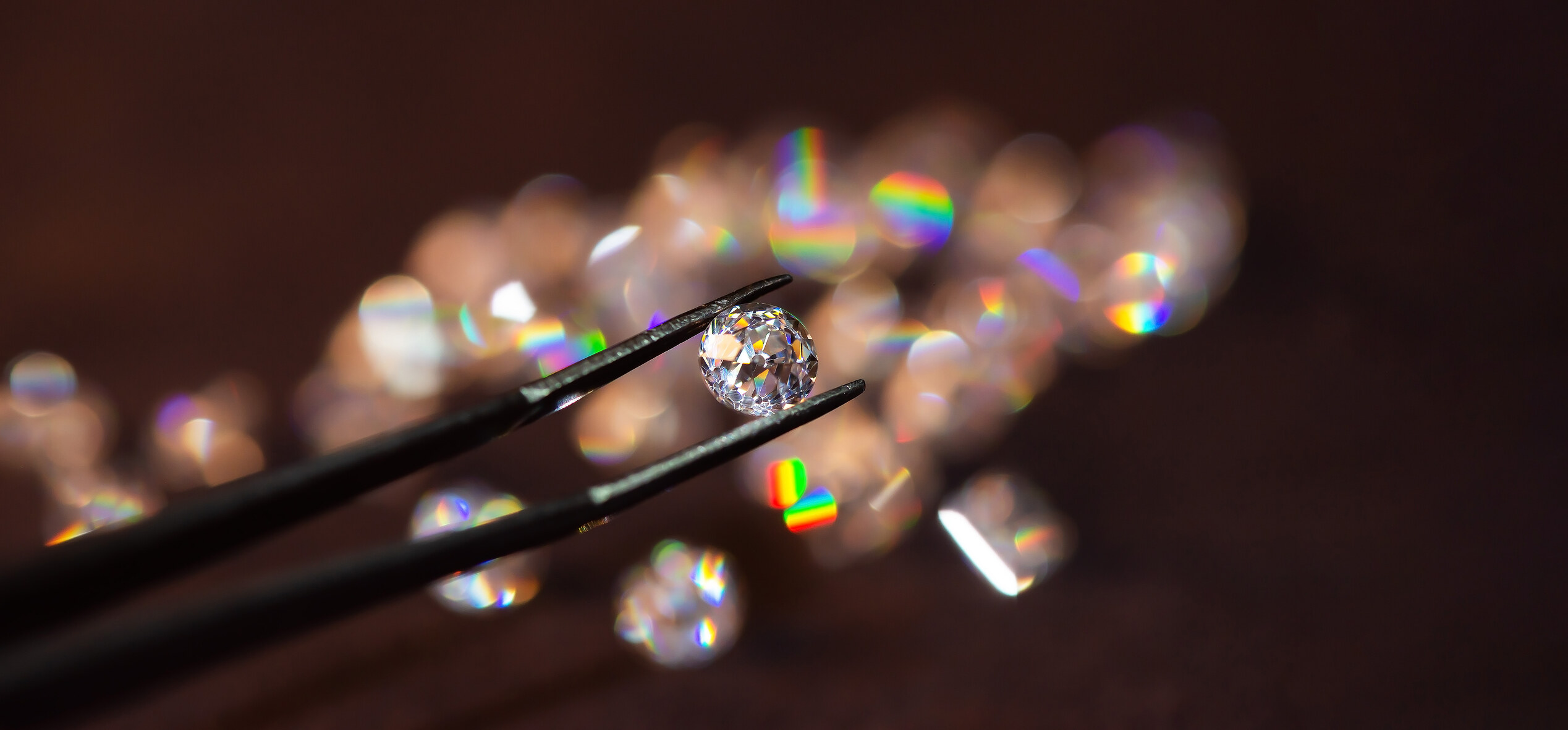 求婚戒指戴哪隻手指？戴左手抑或右手？解開8大鑽石戒指迷思！