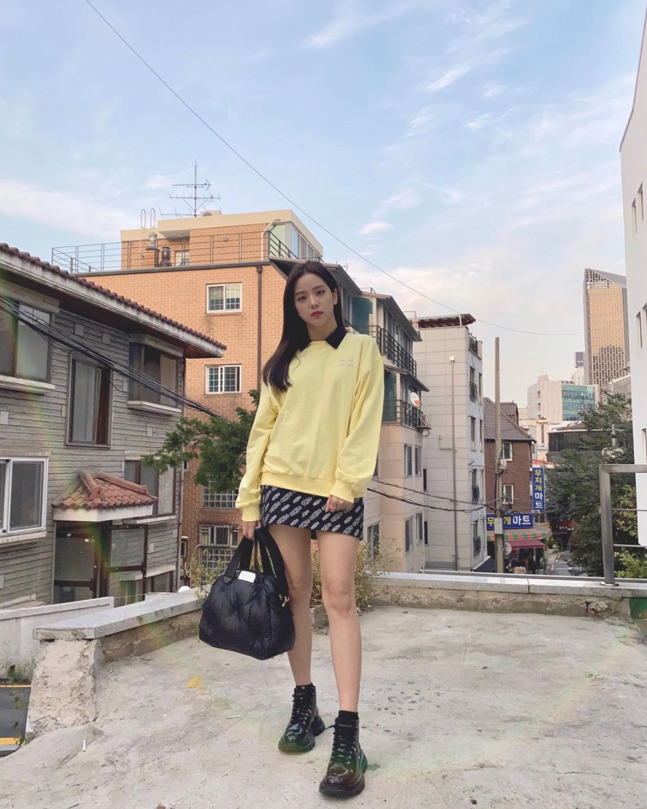 Jisoo作為韓國人氣天團Blackpink的門面擔當,在衣著上都非常有個性。她今次穿了一件連衣裙,然後把hoodie外穿,這種layering穿搭法彷彿是穿上一條半截短裙。你也學Jisoo的穿搭術,把家中的連衣裙及hoodie物盡其用,穿出一個全新造型吧! Jisoo作為韓國人氣天團Blackpink的門面擔當,在衣著上都非常有個性。她今次穿了一件連衣裙,然後把hoodie外穿,這種layering穿搭法彷彿是穿上一條半截短裙。你也學Jisoo的穿搭術,把家中的連衣裙及hoodie物盡其用,穿出一個全新造型吧!