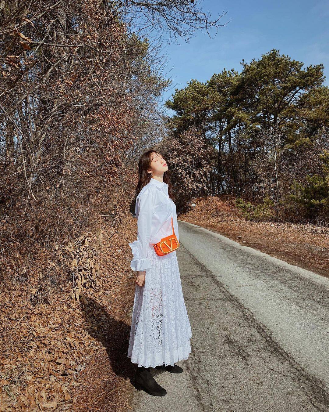 韓國女星李聖經有175cm,天生便是模特兒的骨架,她穿上全身白色穿搭配一個超搶眼的橙色手袋,鮮色斜孭手袋可以突顯腰線,加強身型的完美比例。如果你是高妹一族,不妨入手鮮色手袋,讓造型感更鮮明。鮮色不是你想像中難carry,只要學李聖經一樣,全身素色襯鮮色手袋已是絕美穿搭! 韓國女星李聖經有175cm,天生便是模特兒的骨架,她穿上全身白色穿搭配一個超搶眼的橙色手袋,鮮色斜孭手袋可以突顯腰線,加強身型的完美比例。如果你是高妹一族,不妨入手鮮色手袋,讓造型感更鮮明。鮮色不是你想像中難carry,只要學李聖經一樣,全身素色襯鮮色手袋已是絕美穿搭!