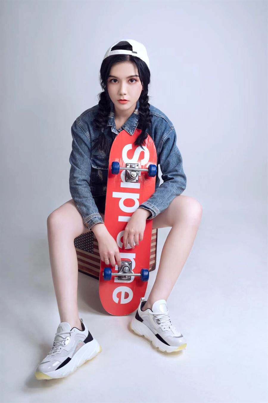 迪麗熱巴自稱家中最醜！美女表妹蘇比出道卻惹來批評