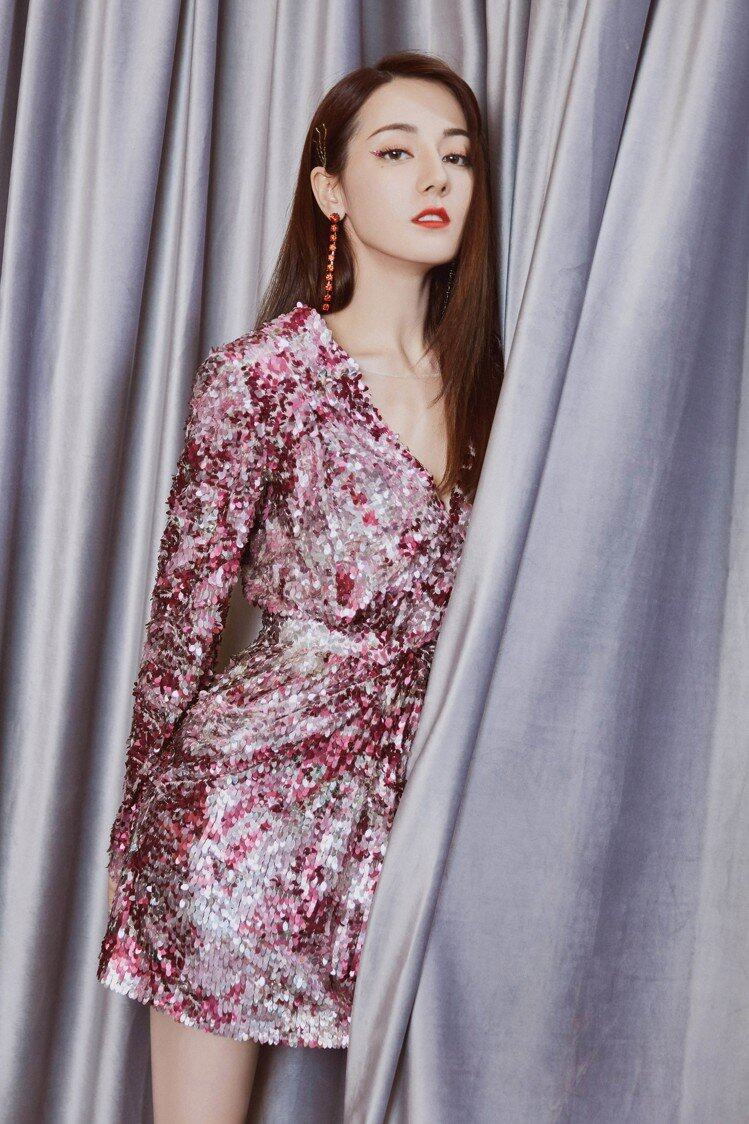迪麗熱巴自稱家中最醜！美女表妹蘇比出道卻惹來批評