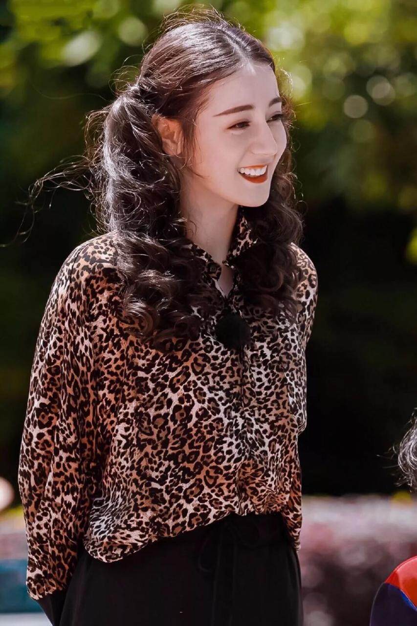 迪麗熱巴自稱家中最醜！美女表妹蘇比出道卻惹來批評