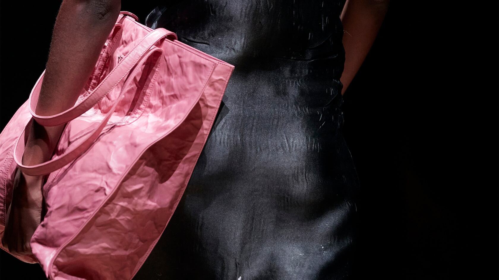 米蘭時裝週重點推介｜小廢包、XL購物袋將繼續流行？「疊戴」手袋會是下季熱